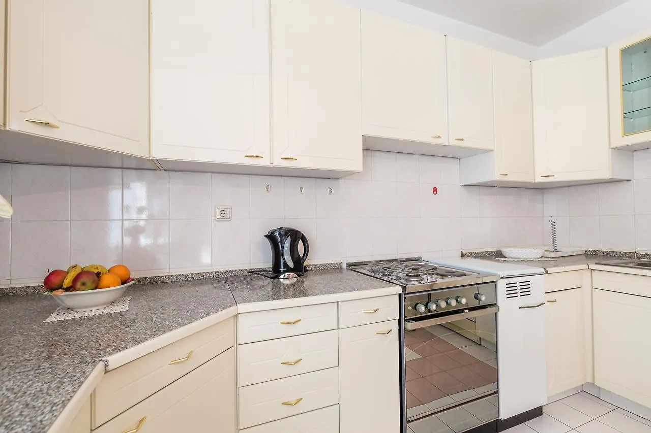 Rona Apartments Ani Ičići