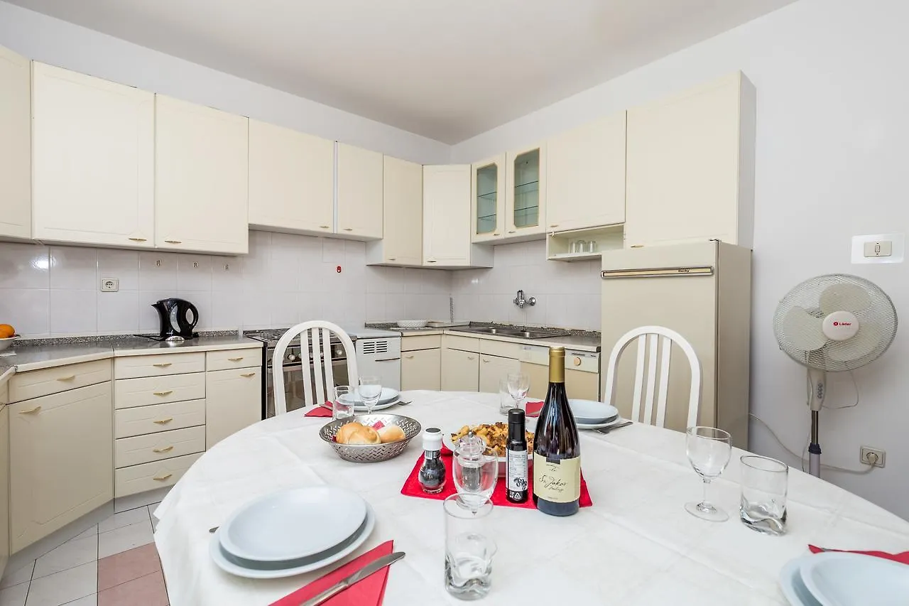 Rona Apartments Ani Ičići