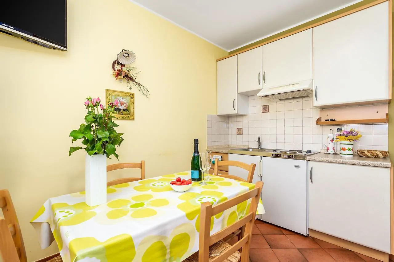 Rona Apartments Ani Ičići 0*,